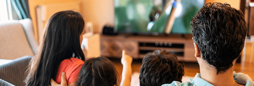 Familie streamt kostenlos TV