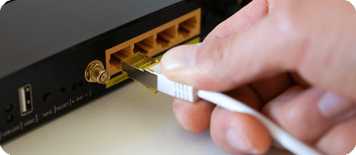Internet einrichten: LAN-Kabel wird angesteckt